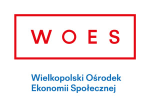 Logo składające się z dwóch części, czerwonej, prostokątnej, poziomej ramki w kolorze czerwonym z napisem WOES, również w kolorze czerwonym. Drugi element, znajduje się pod ramką i jest to napis Wielkopolski Ośrodek Ekonomii Społecznej, czcionka kolor niebieski.