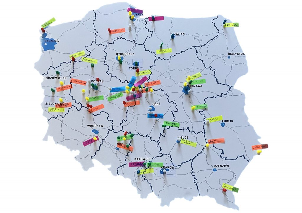Zdjęcie przedstawia mapę Polski z zaznaczonymi miastami, z których przybyli uczestnicy i uczestniczki Forum.