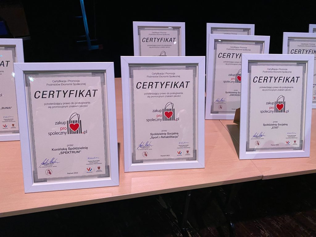 Na zdjęciu certyfikaty dla Laureatów Konkursu.