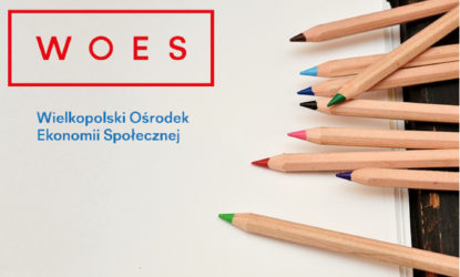Szkolenia informacja: Logo WOES - Wielkopolski Ośrodek Ekonomii Społecznej, kredki
