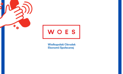 Grafika na białym tle, z niebieskim obramowaniem. Po lewej stronie widoczna czerwona słuchawka telefonu oraz dłoń, która trzyma tą słuchawkę. Na środku logo z napisem WOES (kolor czerwony), a poniżej Wielkopolski Ośrodek Ekonomii Społecznej (kolor niebieski).