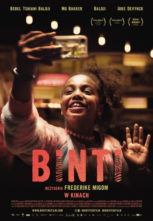 Plakat film "Binti". Przedstawia główną bohaterkę trzymającą telefon w ręcę.
