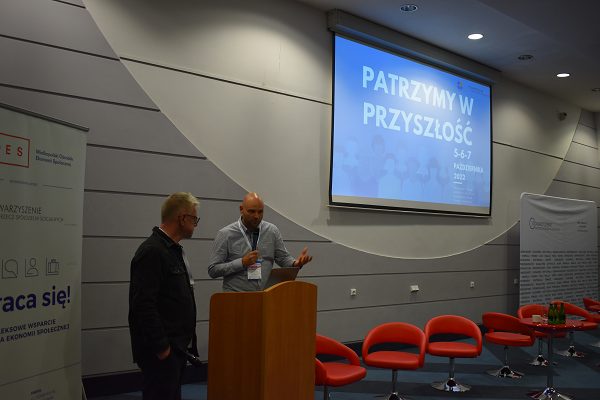 Na zdjęciu przemawiają organizatorzy Forum, Cezary Mieżejewski (prezes OZRSS) i Przemysław Piechocki (SNRSS).