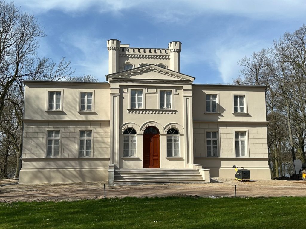 Pałac w Giewartowie, budynek zadbany, zrewitalizowany.