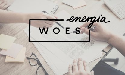 zdjęcie dłoni dwóch osób, które trzymają długopisy nad kartkami/ dokumentami. Na przodzie logo projektu WOES Energia