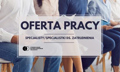 Zdjęcie z napisem: oferta pracy i nazwa stanowiska jak w aktualności. tło to zdjęcie grupy osób siedzących na krzesłach obok siebie