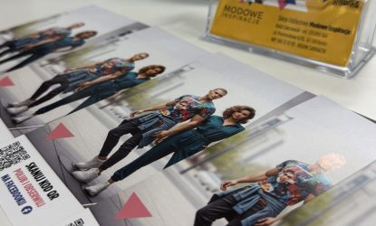 Zdjęcie ulotek i wizytówek promujących sklep, a na nich młodzi ludzie